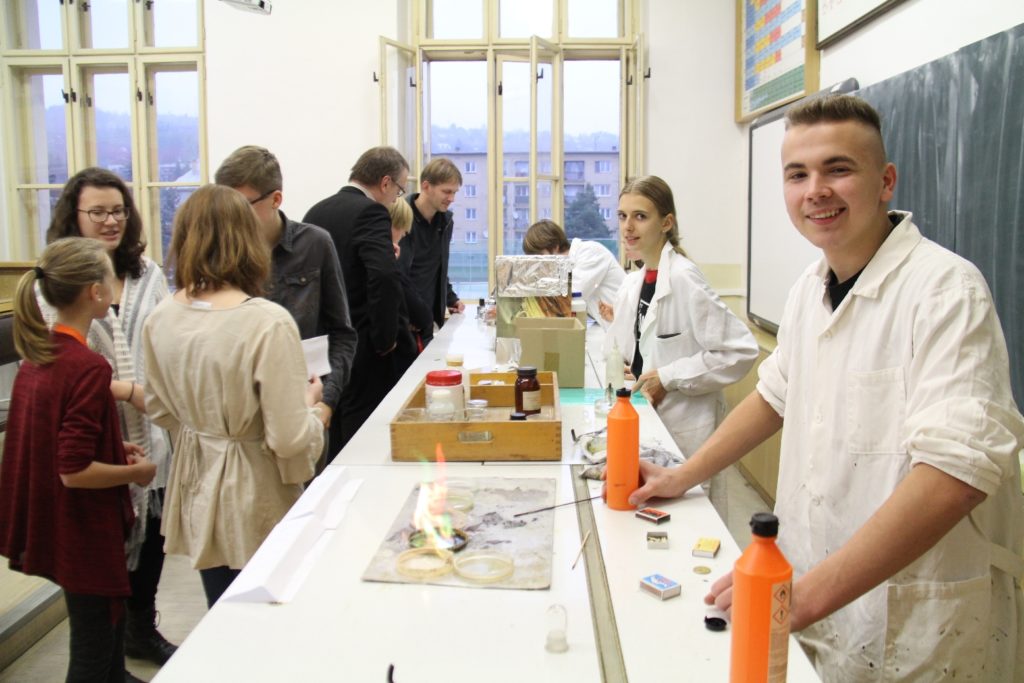 Na dny otevřených dveří připravují studenti v učebně chemie nejrůznější pokusy. FOTO: ARCHIV GYMNÁZIUM VELKÉ MEZIŘÍČÍ