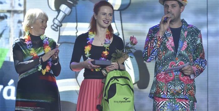 Náměstkyně hejtmana Kraje Vysočina Jana Fischerová gratuluje Pavlíně Havlenové, kterou svými hlasy zvolila za sportovkyni roku veřejnost. FOTO: KRAJ VYSOČINA